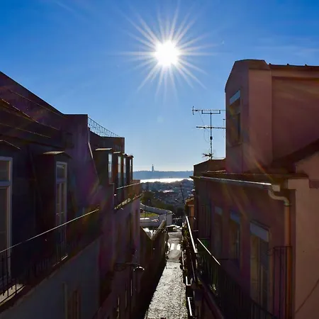 Elegant Riverview In Historical *