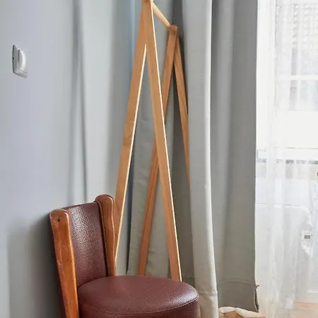 Elegant Riverview In Historical Daire