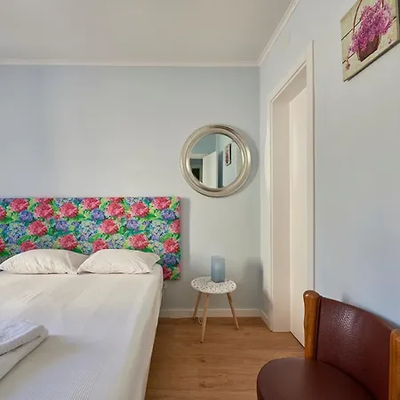 Elegant Riverview In Historical Apartman