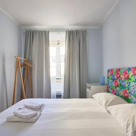 Elegant Riverview In Historical *