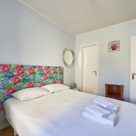 Elegant Riverview In Historical Apartman