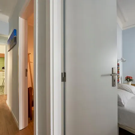 Elegant Riverview In Historical Appartement