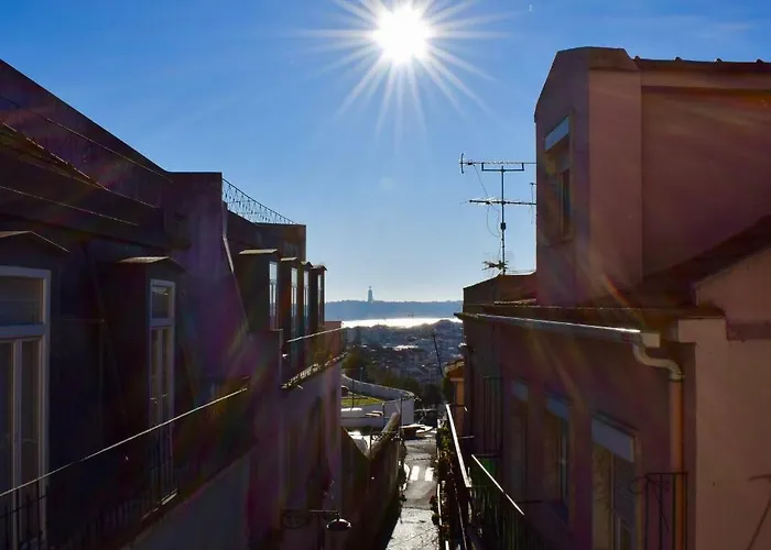 Elegant Riverview In Historical *