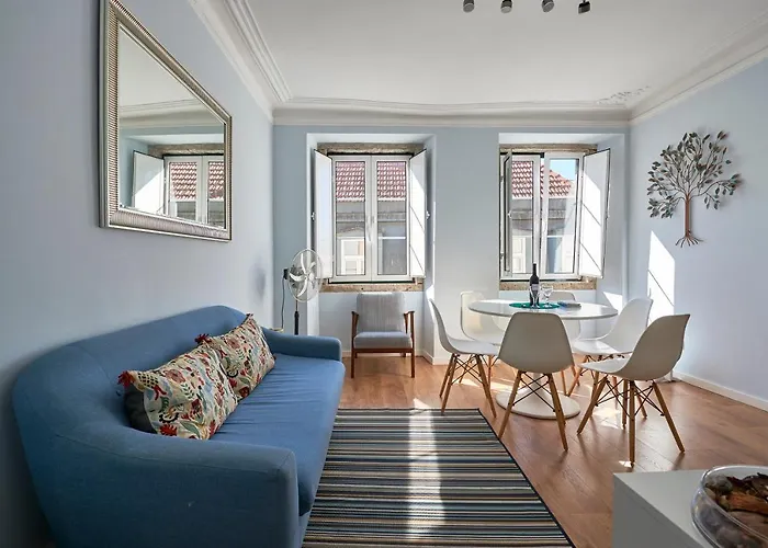 Elegant Riverview In Historical Apartment