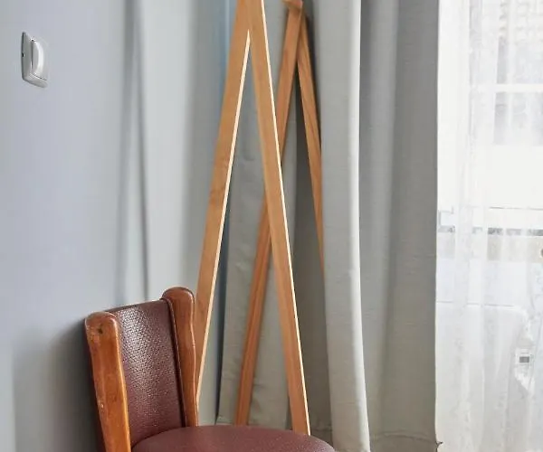 Elegant Riverview In Historical Apartment