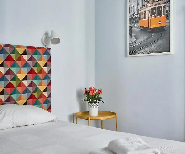 Elegant Riverview In Historical Apartment