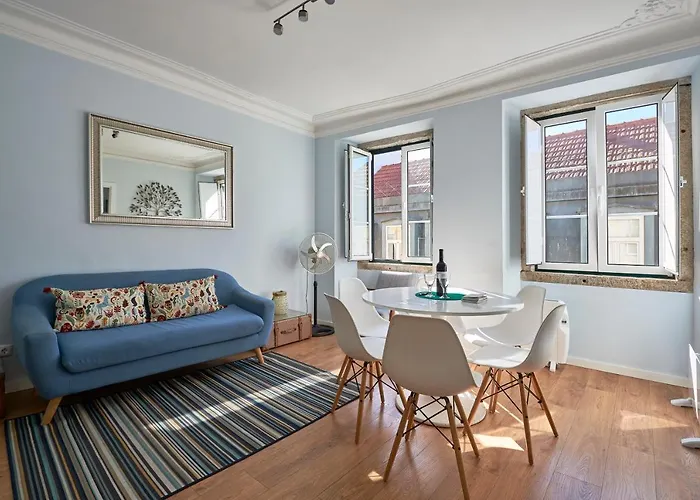 Elegant Riverview In Historical