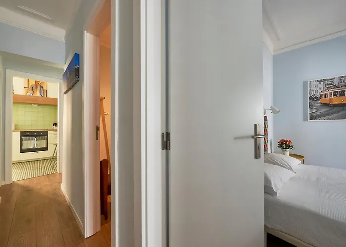 Elegant Riverview In Historical Apartment