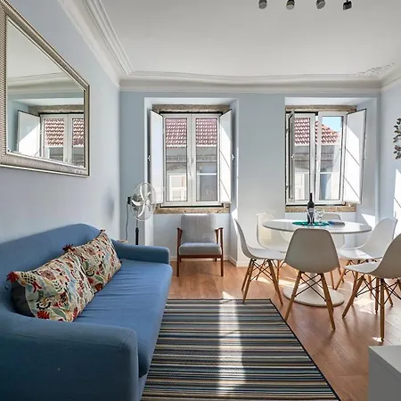 Elegant Riverview In Historical Apartment