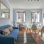 Elegant Riverview In Historical Daire